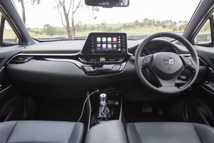 Торпедо Toyota C-HR Koba Hybrid 2019 года  (AU) (фото 5 из 17)